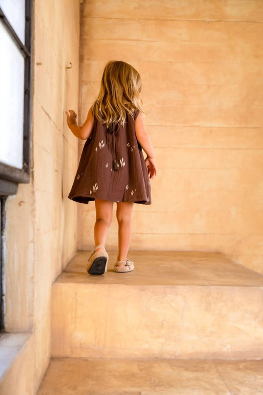 Omamimini - Sleeveless Dress with Box Pleated Neckband