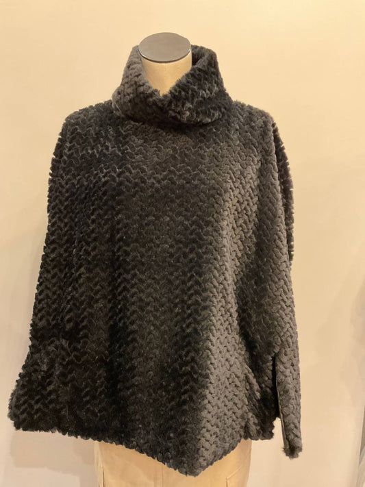 Coco + Carmen - Women's Cozy Fur Poncho
