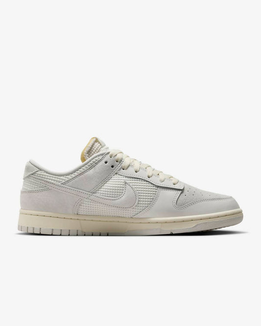 Nike - Men's Dunk Low Waffle Sneaker