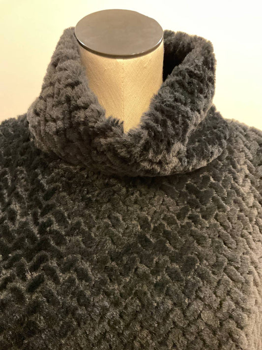 Coco + Carmen - Women's Cozy Fur Poncho