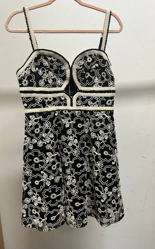 Eb Luxe - Women's Keyhole Flower Stencil Mini Dress