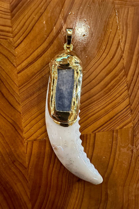 Easton Elle - Women's Blue Kyanite Shell Pendant