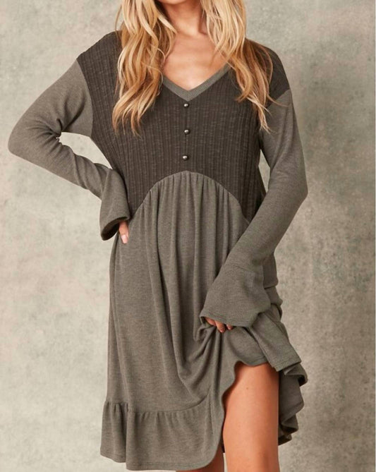 Sugarfox - Two-tone Ruffle Hem Knit Dress