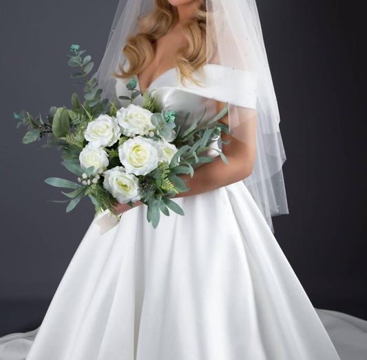 Morilee - Circular Fingetip With Scattered Rhinestones Veil