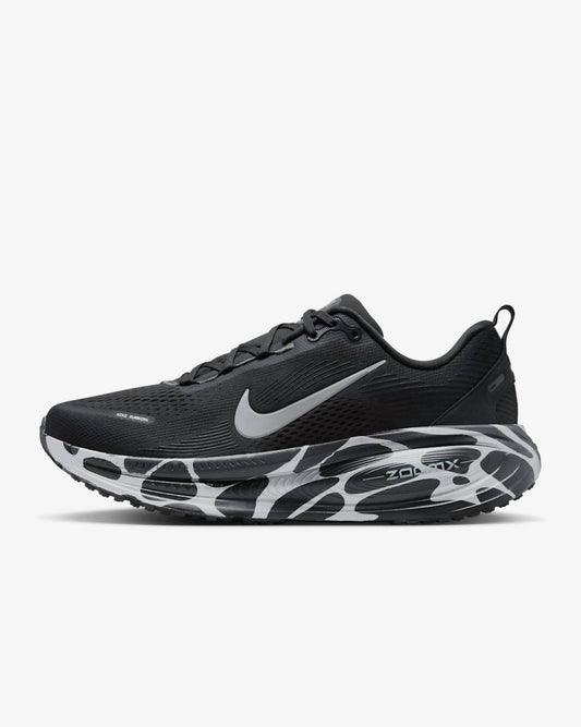 Nike - Men's Vomero 18 Sneakers