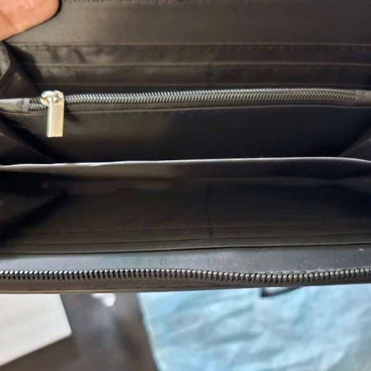 Tahari - Women's Zip Around Clutch And Bracelet Gift Set