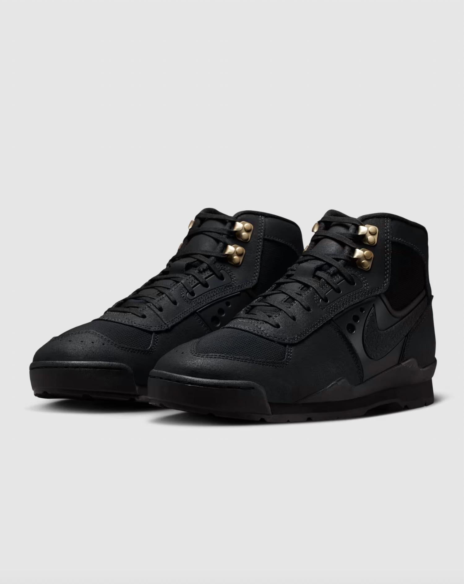 NIKE Men's Baltoro Boots in black metallic gold - men's boots - detail view