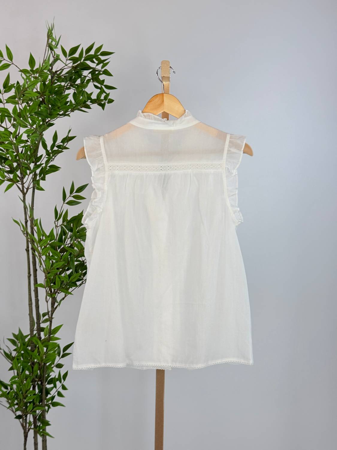 Lovestitch - Women's Lace Trim Sleeveless Top