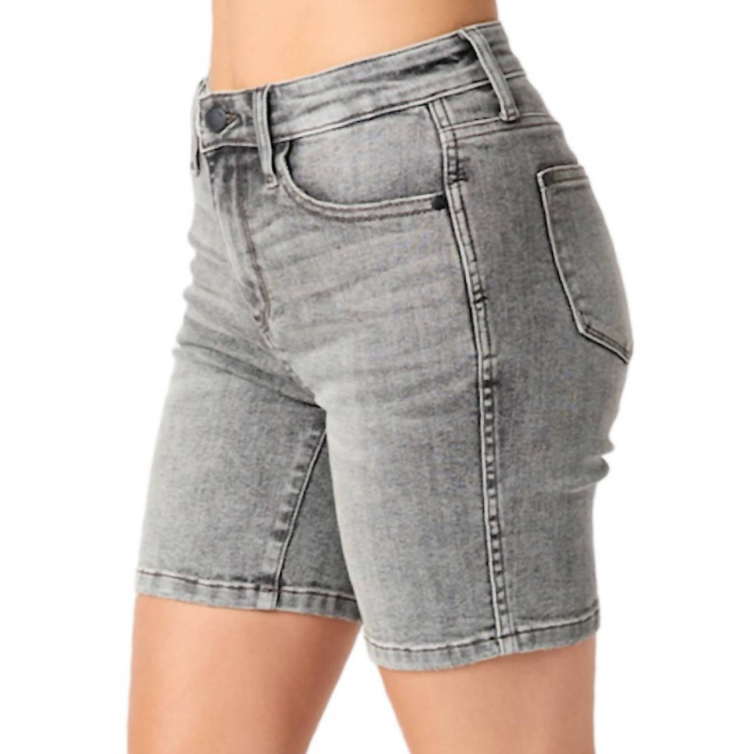 Judy Blue - Mid Rise Contrast Wash Bermuda Shorts