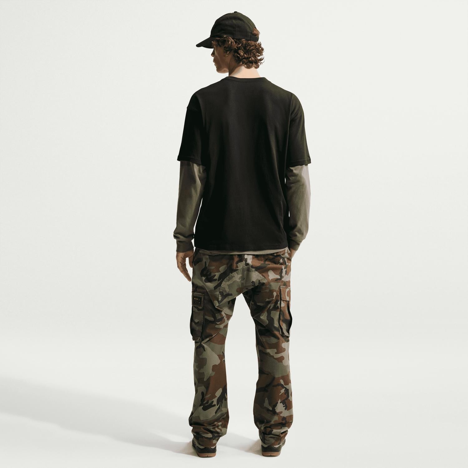 NIKE Dino Keychain T-shirt in black - men's t-shirt - detail view