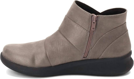 Clarks - Women's Sillian 2.0 Rise Ankle Boot