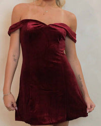 Le Lis - HOLLY OFF THE SHOULDER VELVET DRESS
