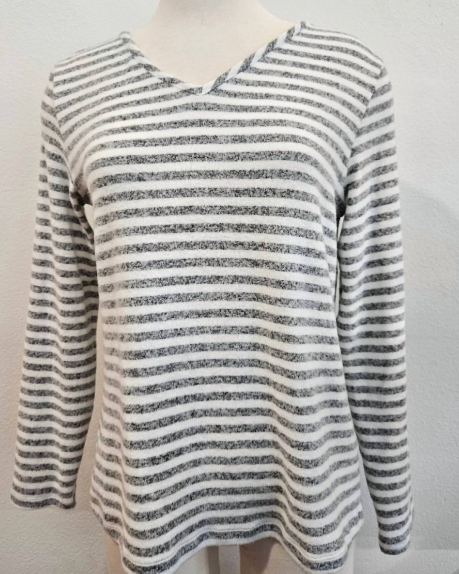 Isca - Women's V-neck Long Sleeve Top