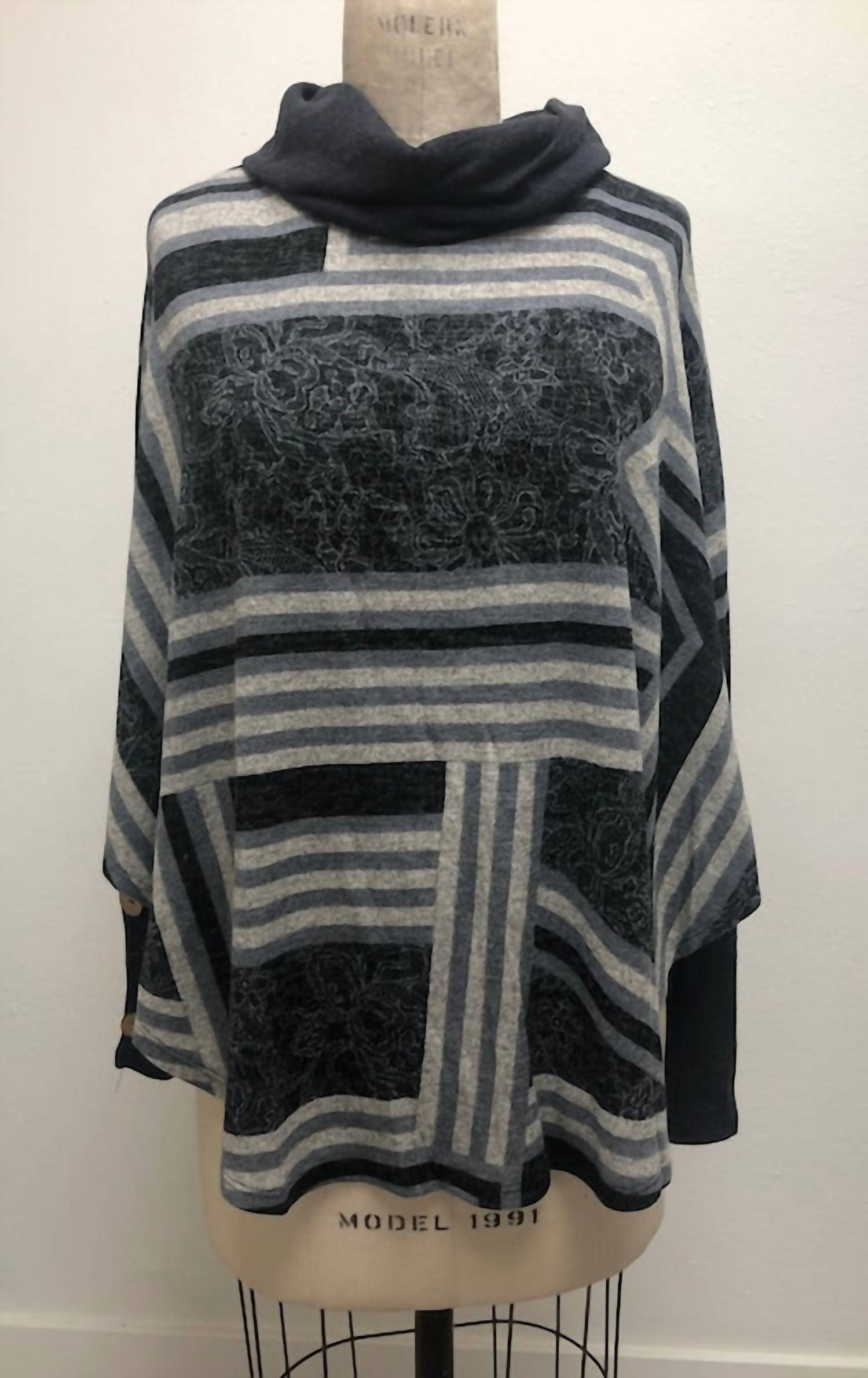Papillon - Women's Filigree & Asymmetrical Stripe Print Poncho