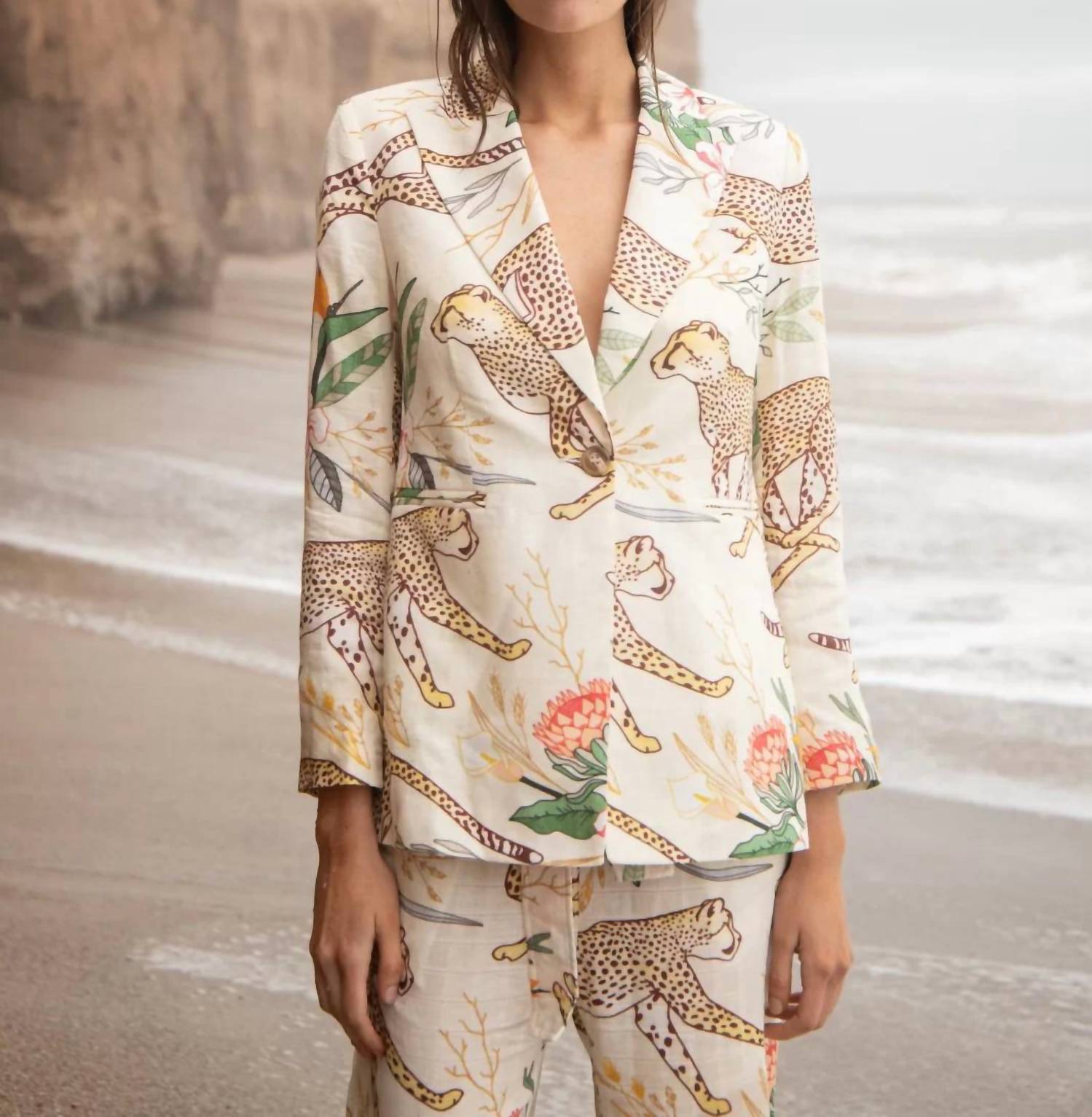 Las Surenas - Cheetah Running Floral Blazer