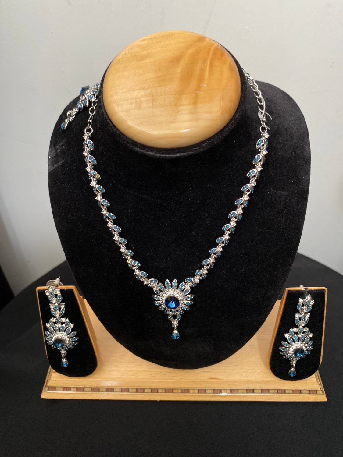 Donna Vinci Women's J131 Necklace And Earrings Jewelry Set in blue - women's jewelry
