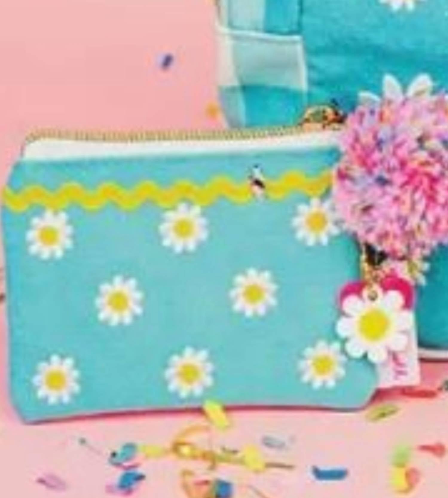 Taylor Elliott Designs - Women's Daisy Darling Card Holder Keychain