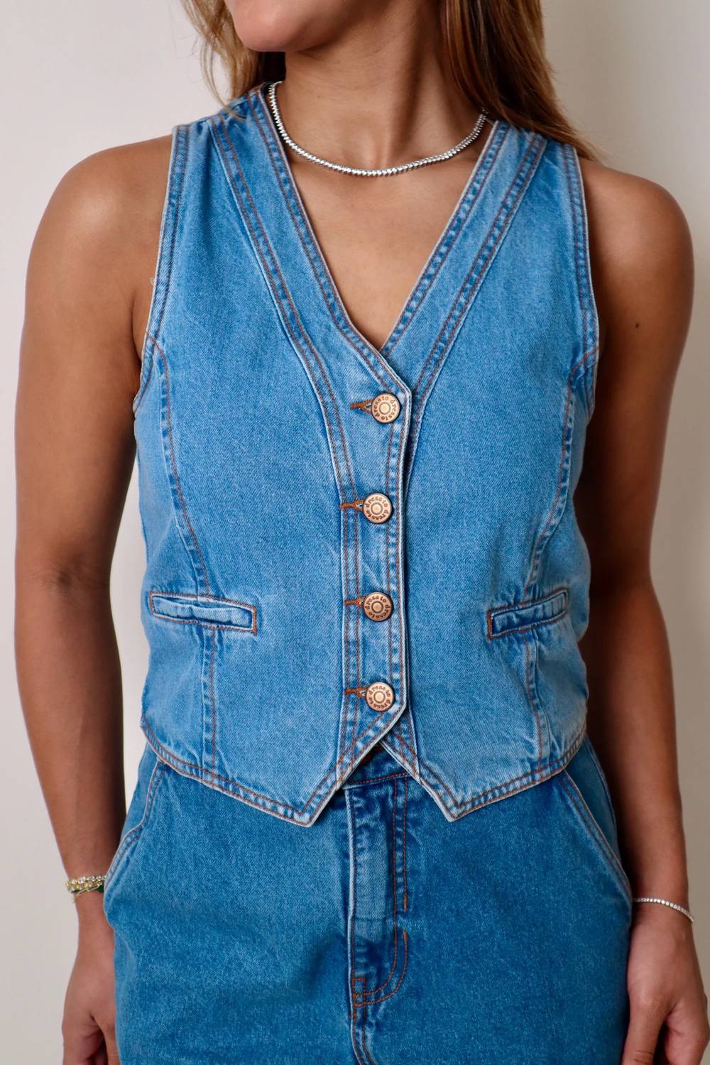Dress To - V-neck Buttoned Vest