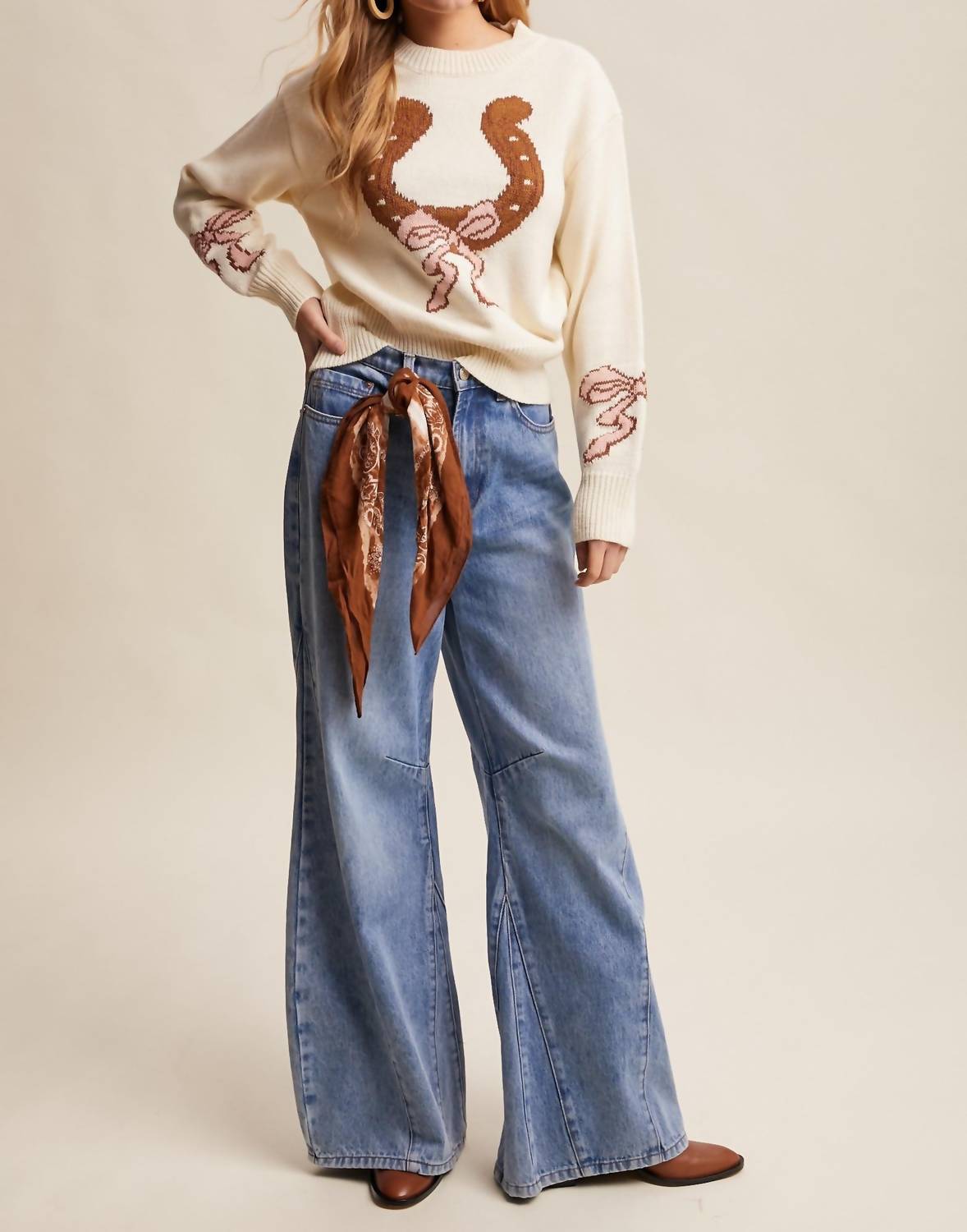 Listicle - Horseshoe Bow Graphic Sweater