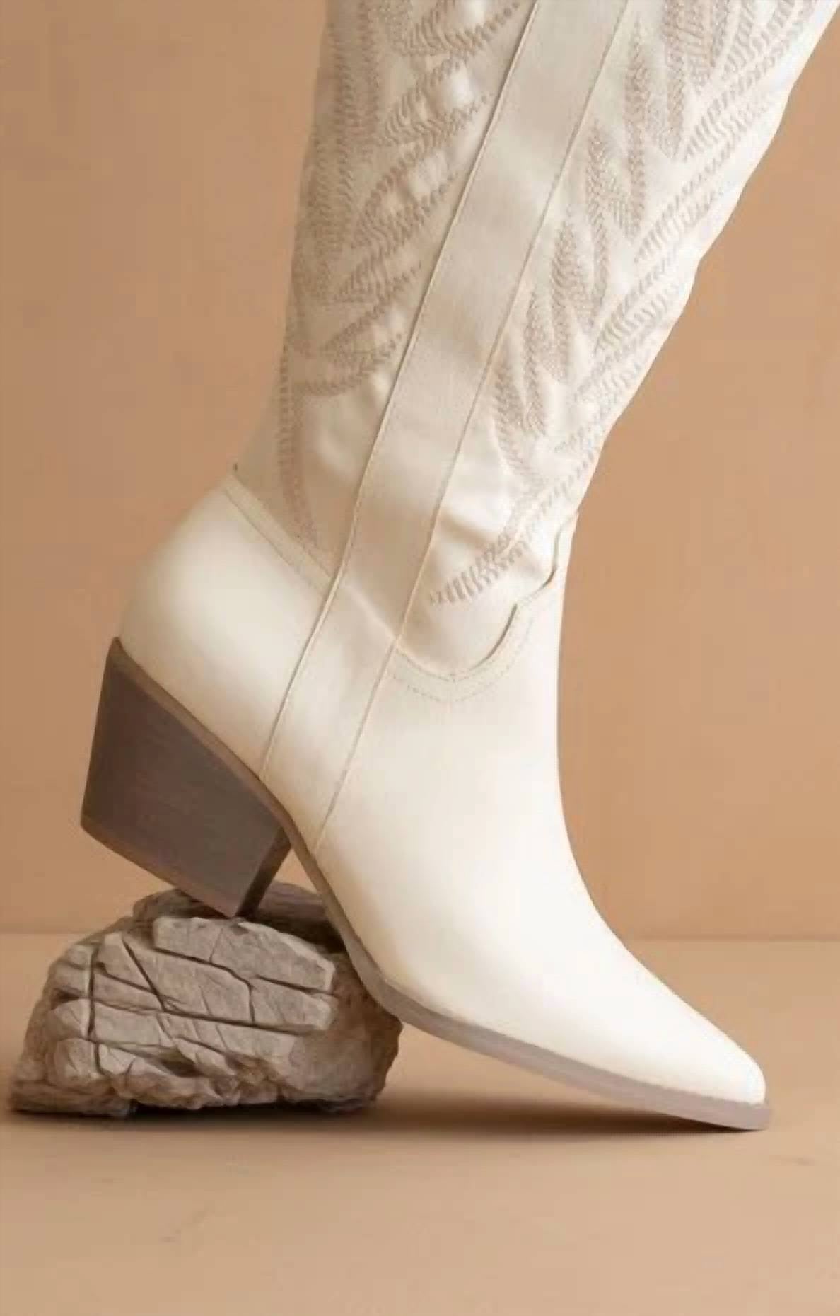 Oasis Society - Women's Savannah Embroidered Western Boot