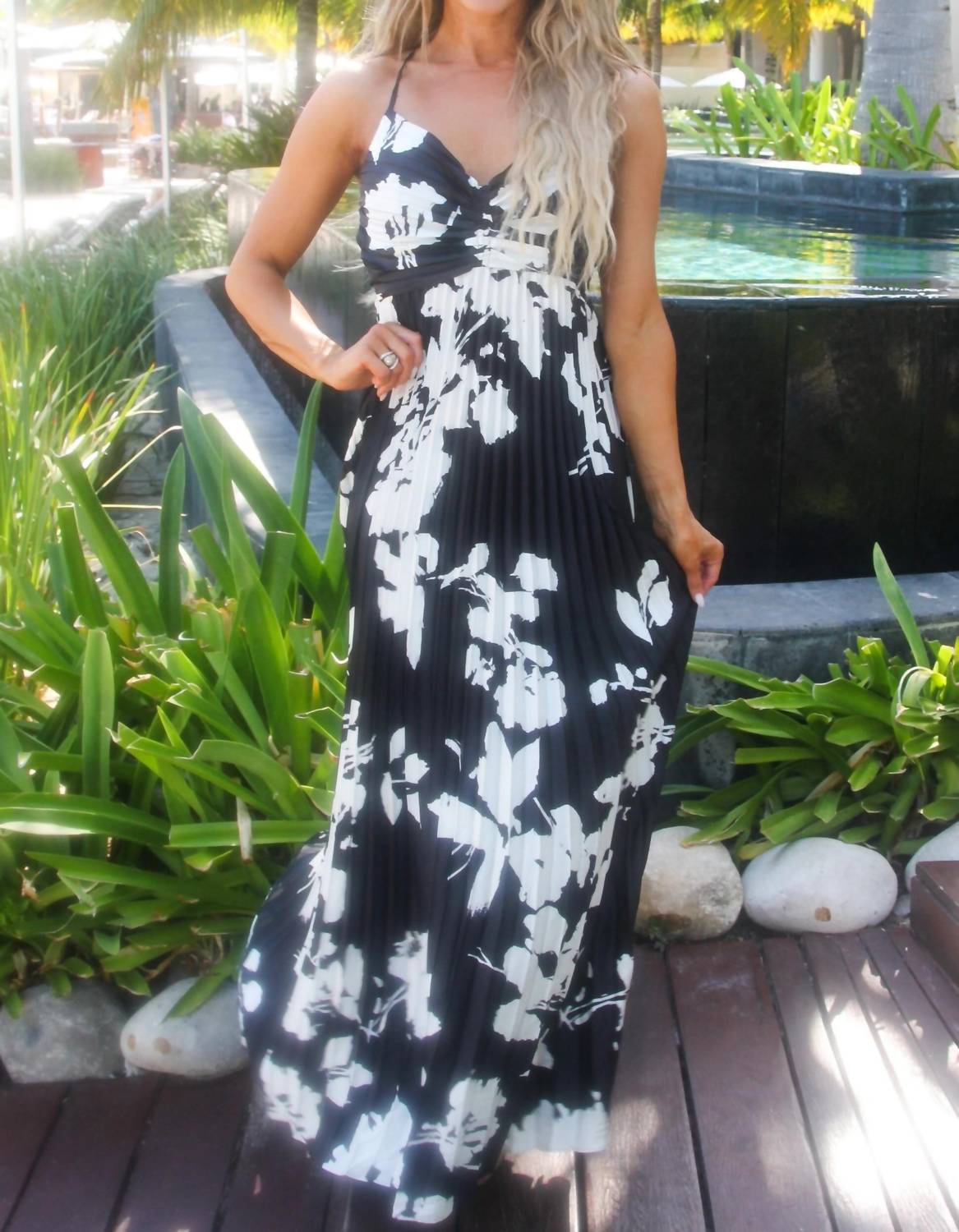 Luxxel - Pretty In Pleats Maxi Dress