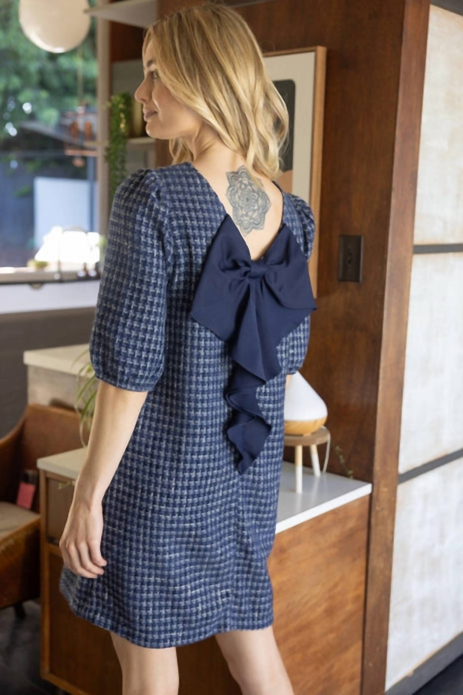 Voy - Contrast Bow Back Detailed Shift Dress