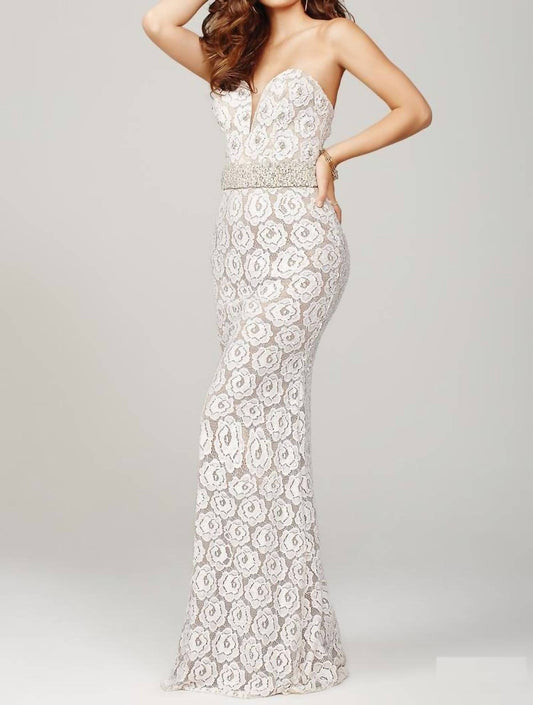 STRAPLESS FITTED LACE PROM DRESS