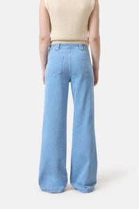 CLOSED Aria Flared Jeans in light wash - women's jeans - detail view
