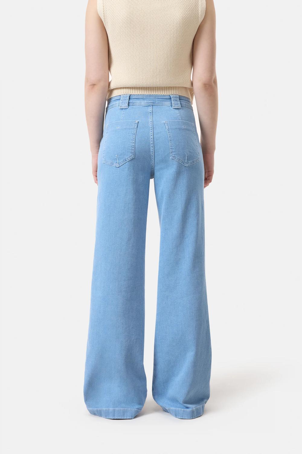 CLOSED Aria Flared Jeans in light wash - women's jeans - detail view