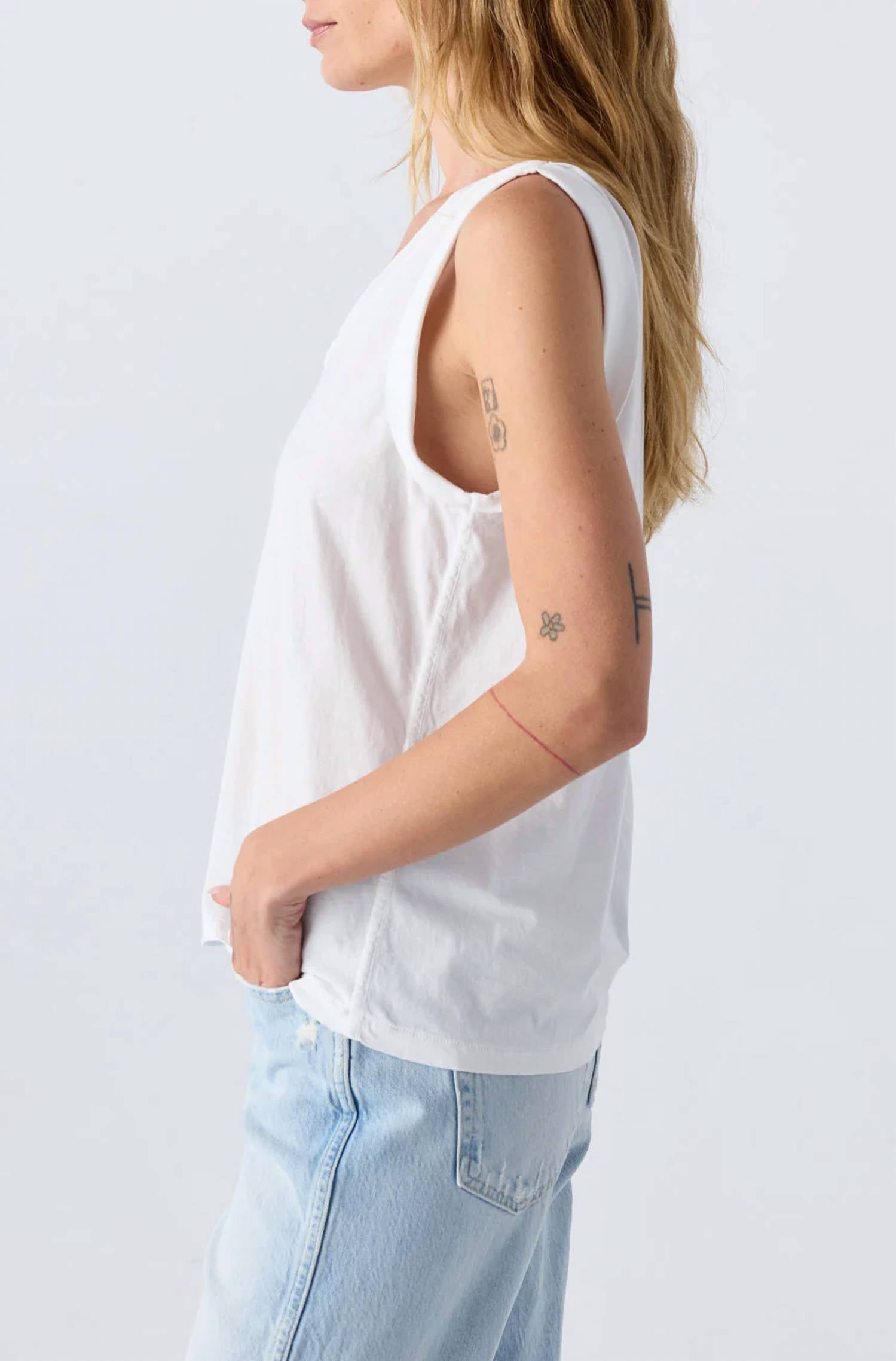 Amo - Dona Sleeveless Tee