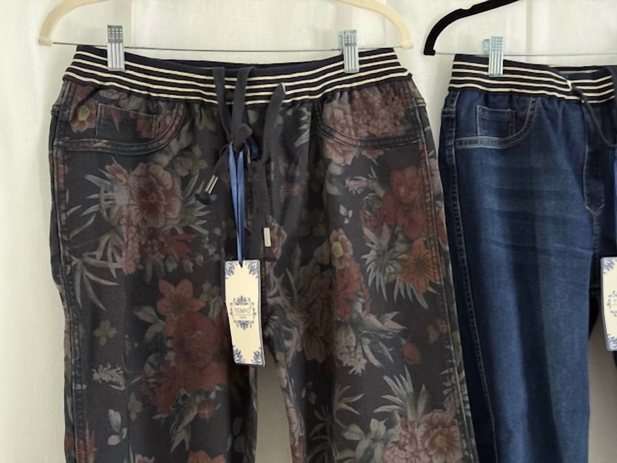 TEMPO PARIS Women's Reversible pants in navy denim floral - women's pants - detail view