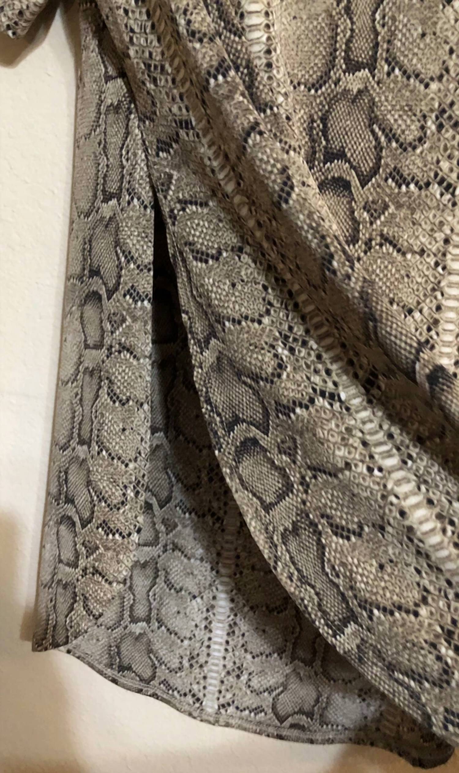 L&B - Women's Snake Skin Keyhole Tunic