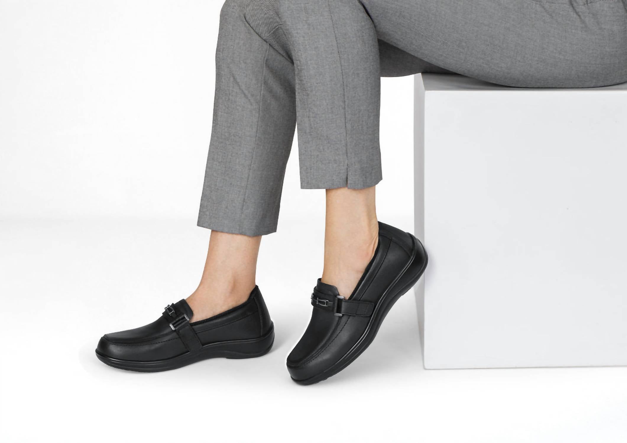 Orthofeet Women's Chelsea, Black Leather