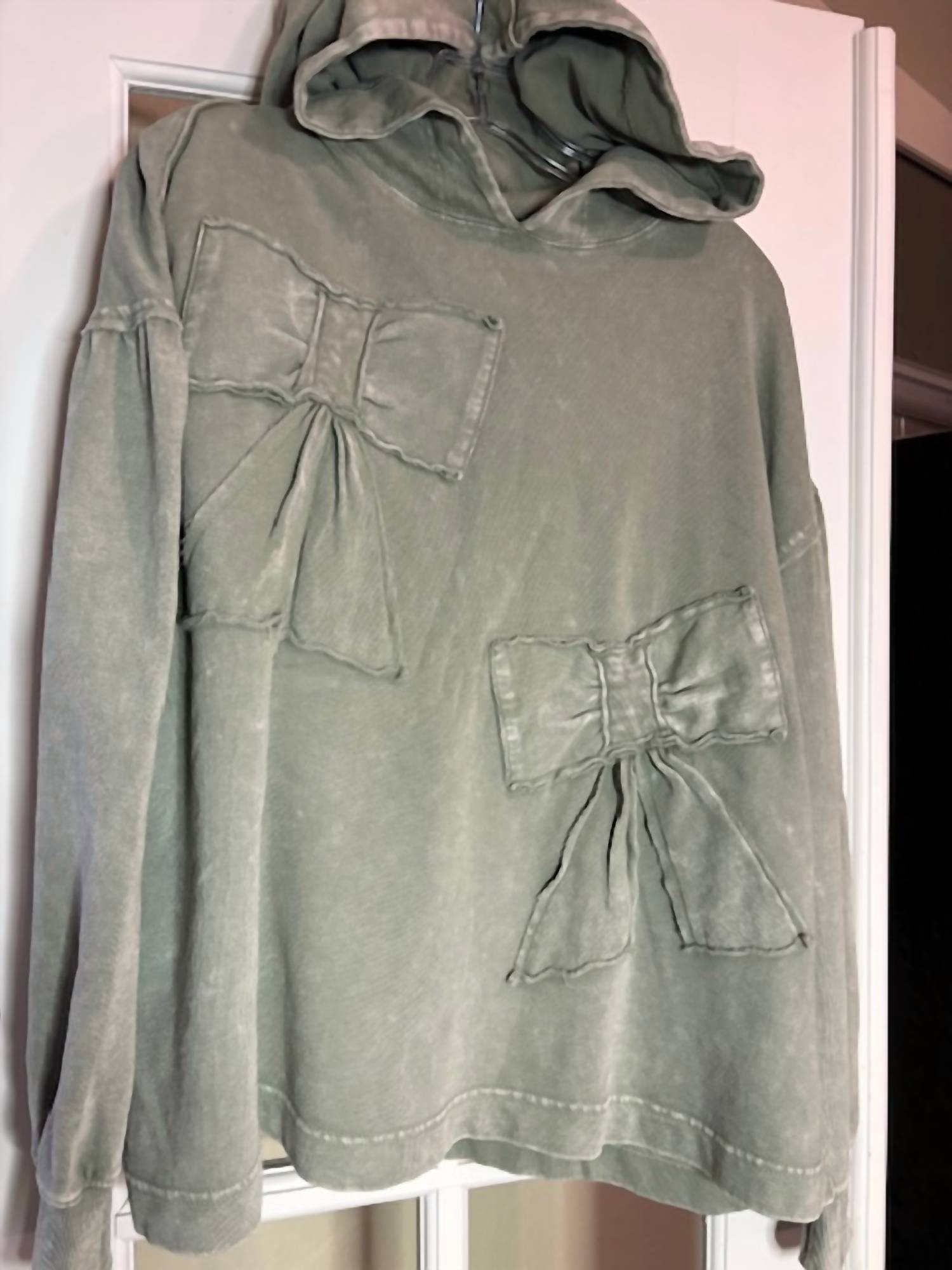 Easel - WOMEN'S LONG SLEEVE BOW PATCH HOODIE
