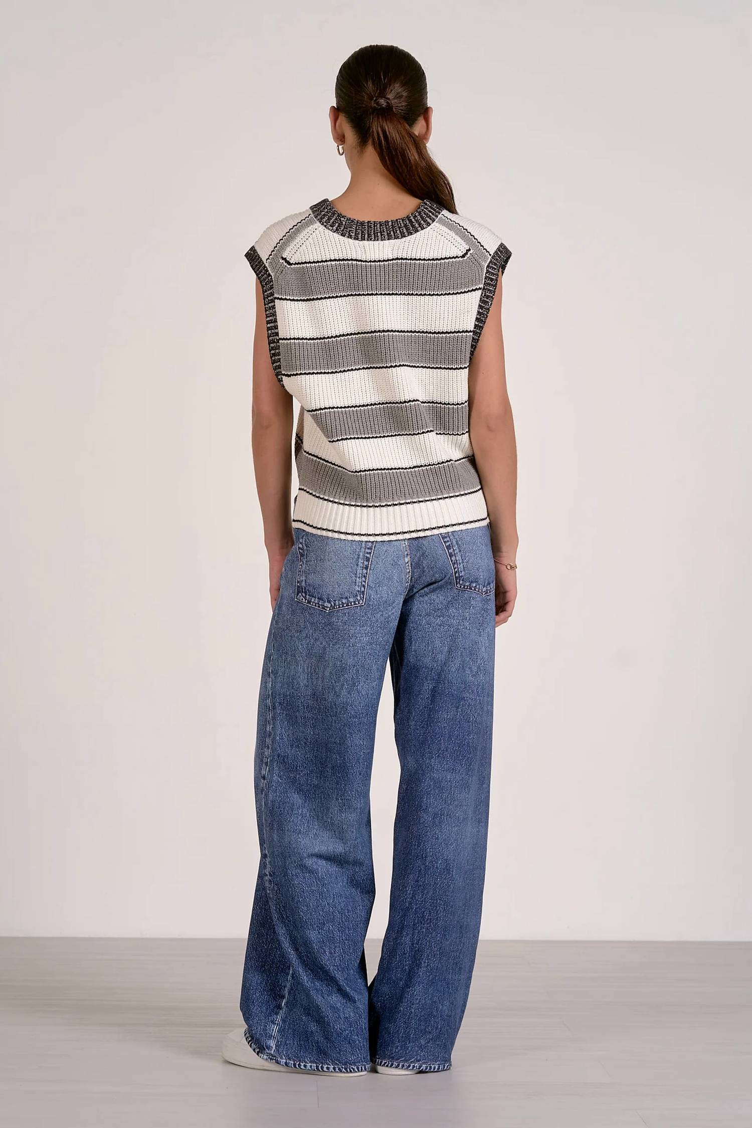 Elan - SLATE SLEEVELESS SWEATER