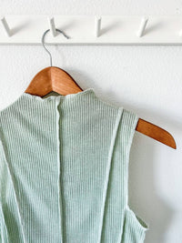 Le Lis - Exposed Thread Top