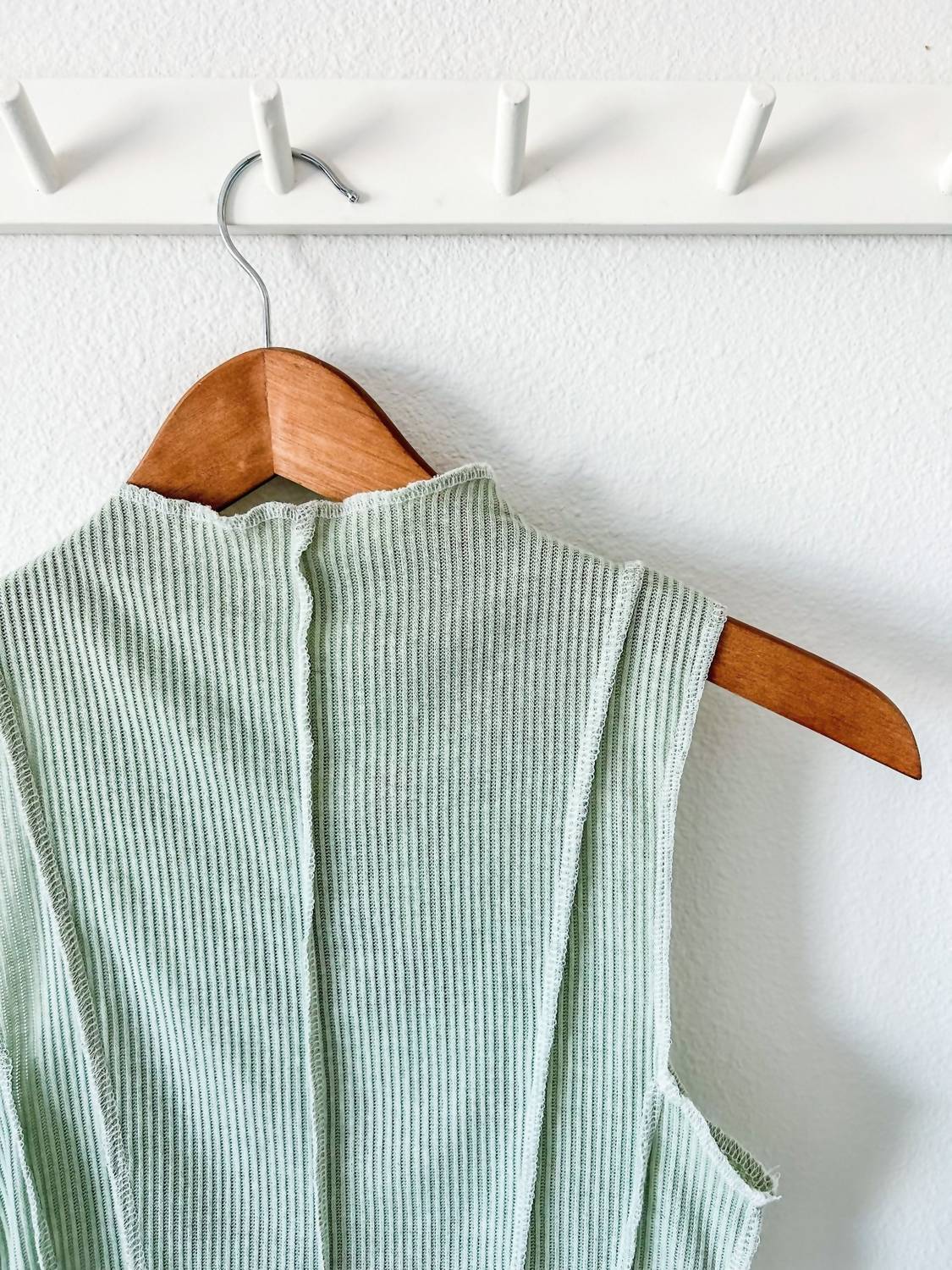 Le Lis - Exposed Thread Top