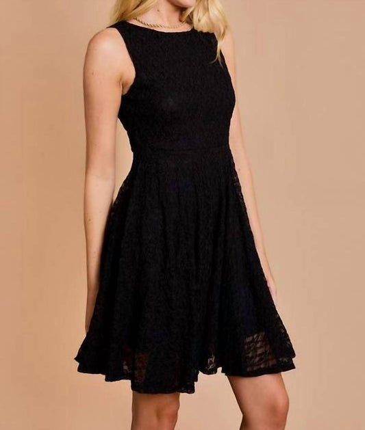 Gilli - Sleeveless Back V-neck Textured Dress