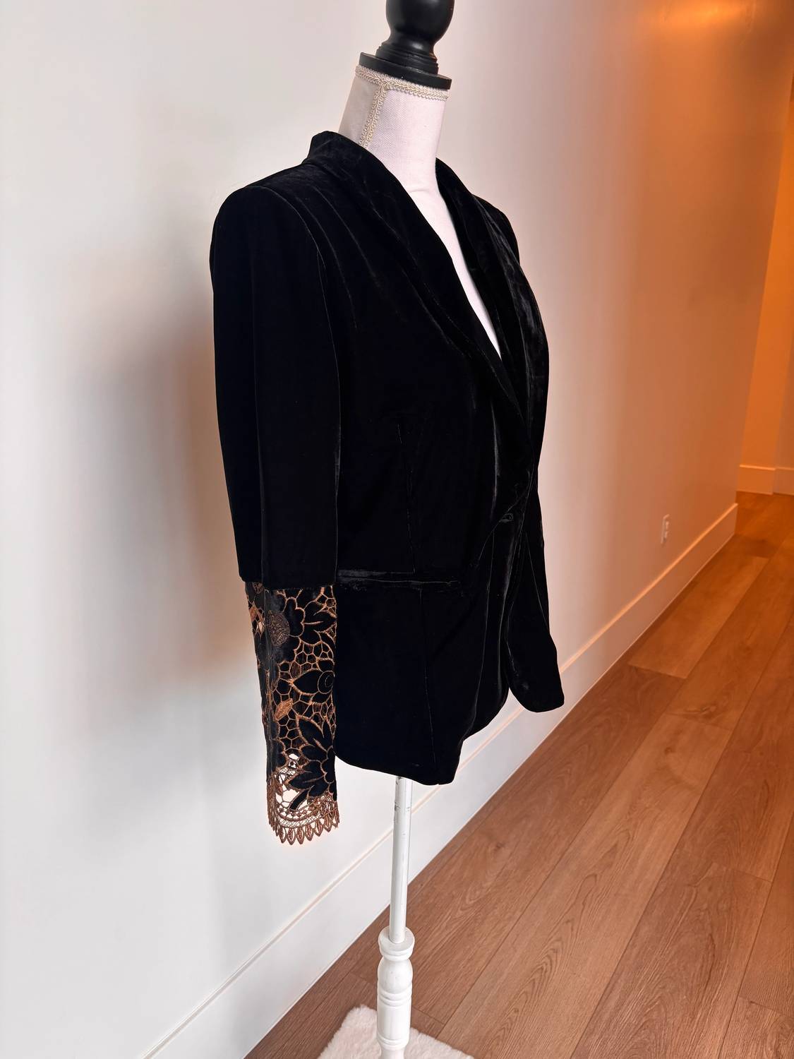 Paparazzi - Women's Velvet Blazer With Thread Cutwork