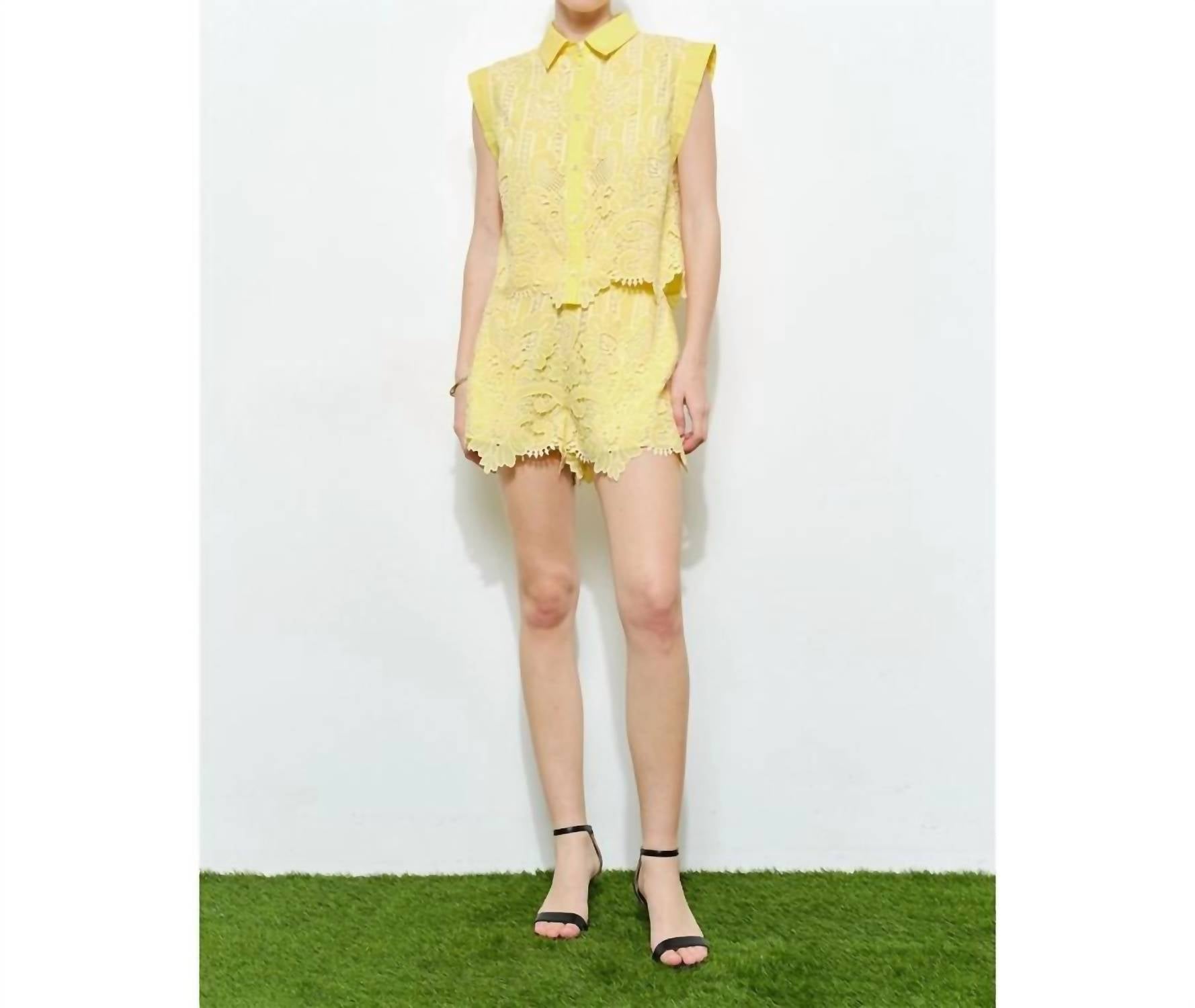 Ina Fashion - Romantic Floral Lace Back Zipper Short