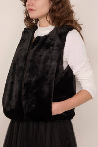 forte forte Eco Fur Vest in noir 1 - women's jacket - detail view