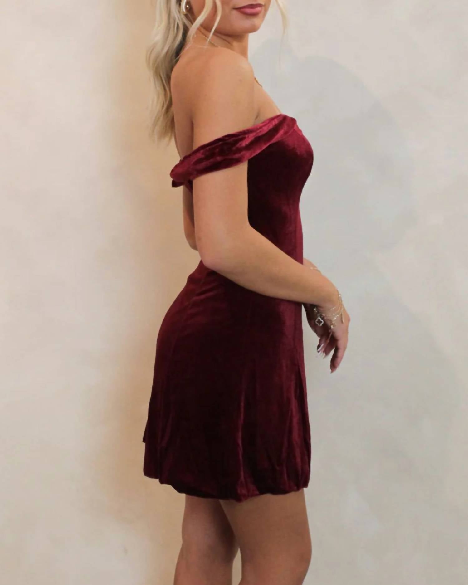 Le Lis - HOLLY OFF THE SHOULDER VELVET DRESS