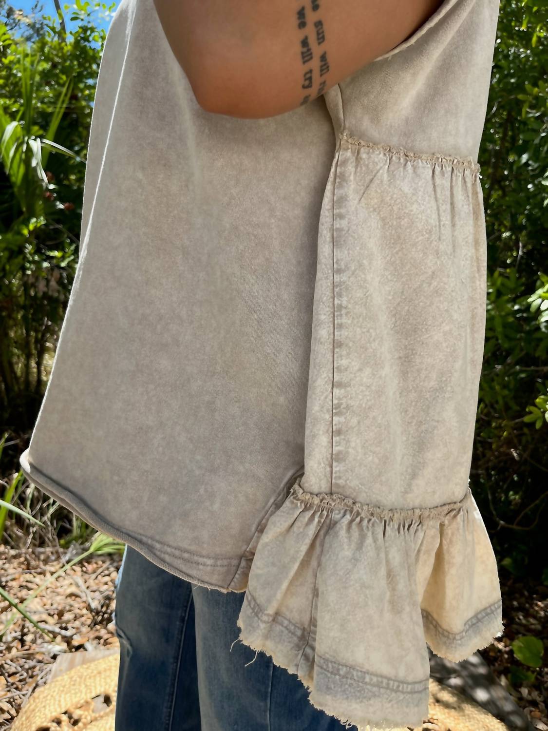 Easel - Ruffle Bottom Top