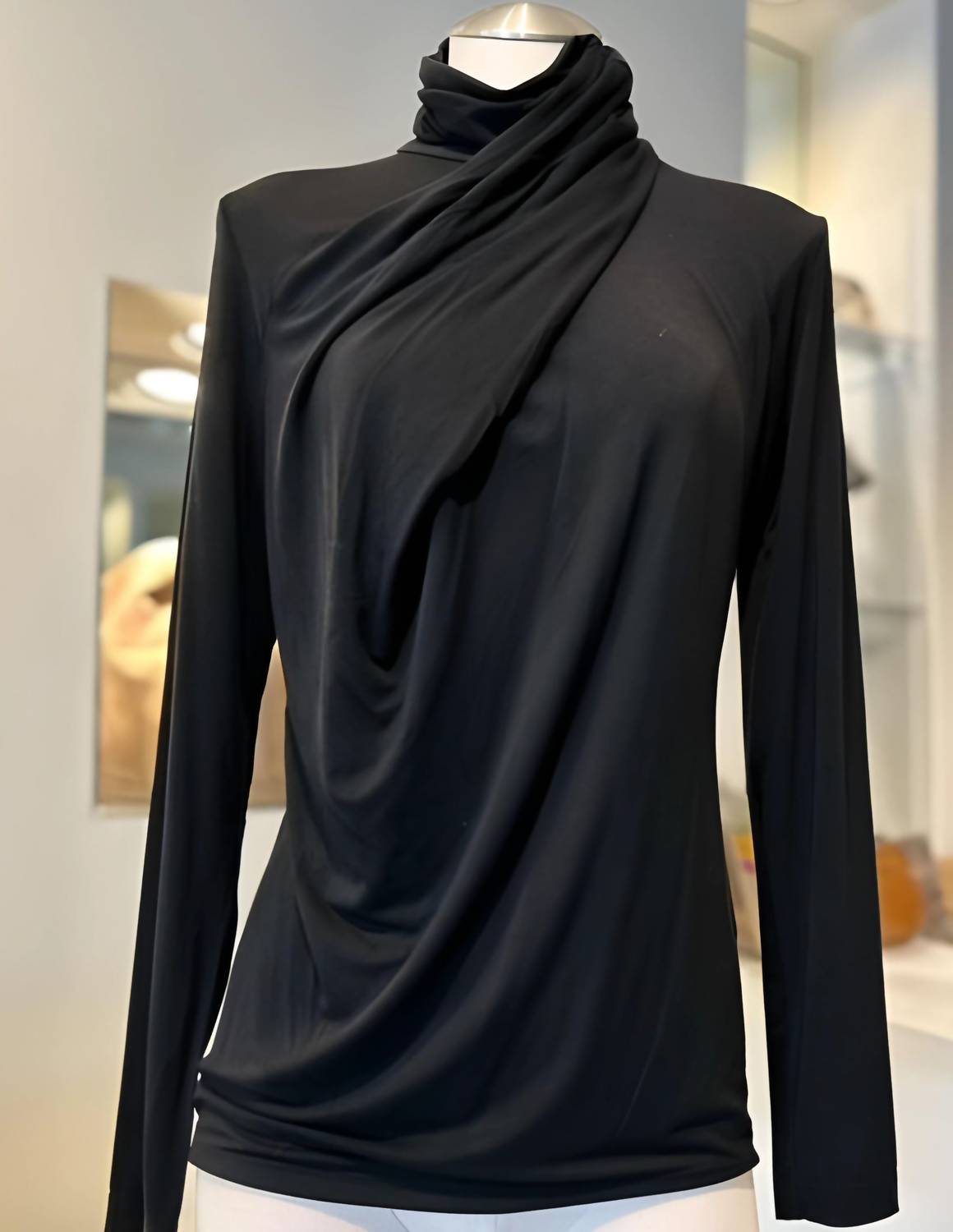KNOT TURTLE NECK TOP
