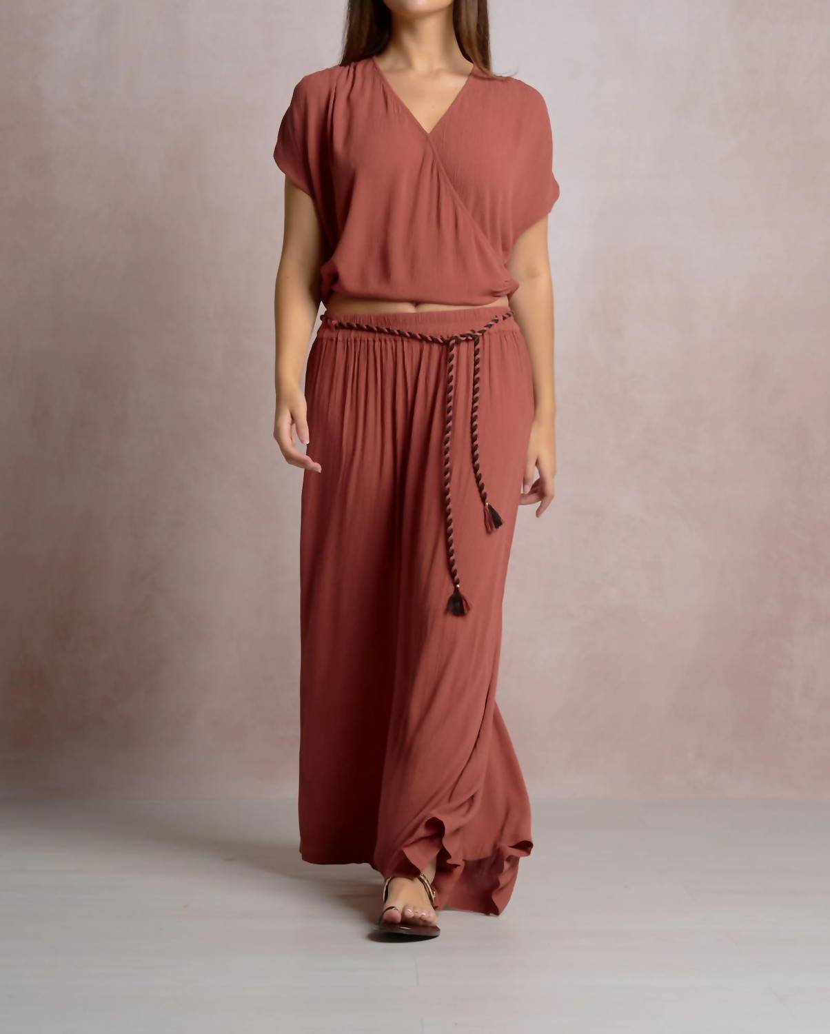 Elan - Short Sleeve V-neck Bubble Hem Top