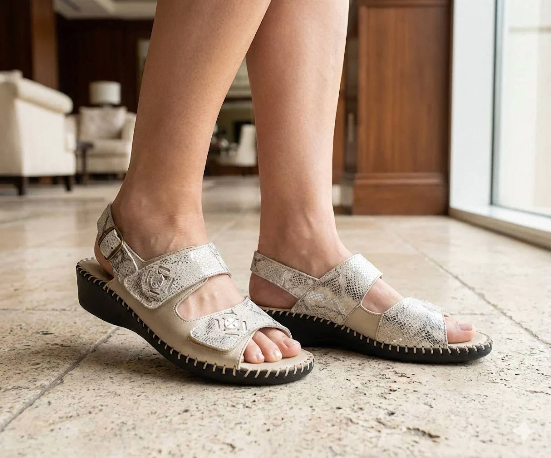 Laurevan - Women's La Plume Dusty Sandal