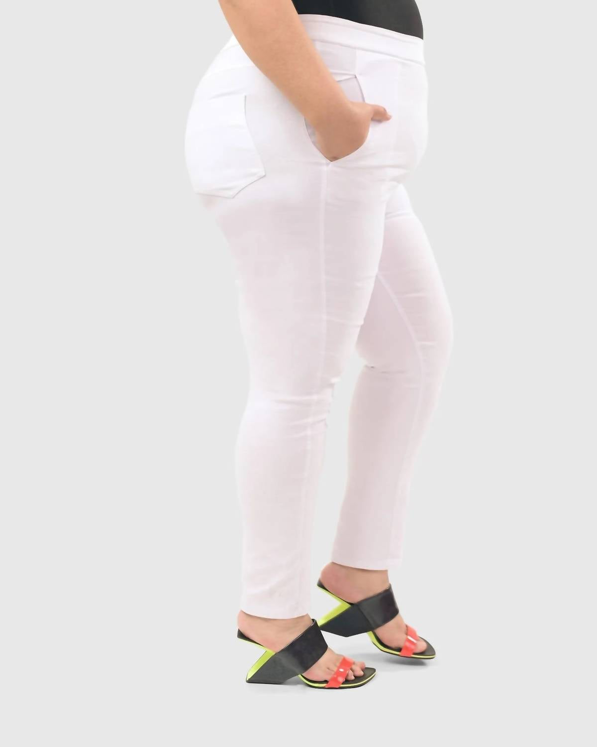 ALEMBIKA Perfect Skinny Jeans - Plus in white - women's jeans - detail view