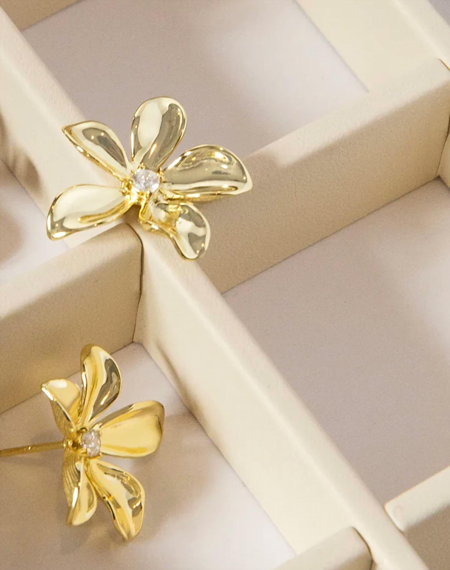 Marlyn Schiff - Women's Floral Studs Earrings