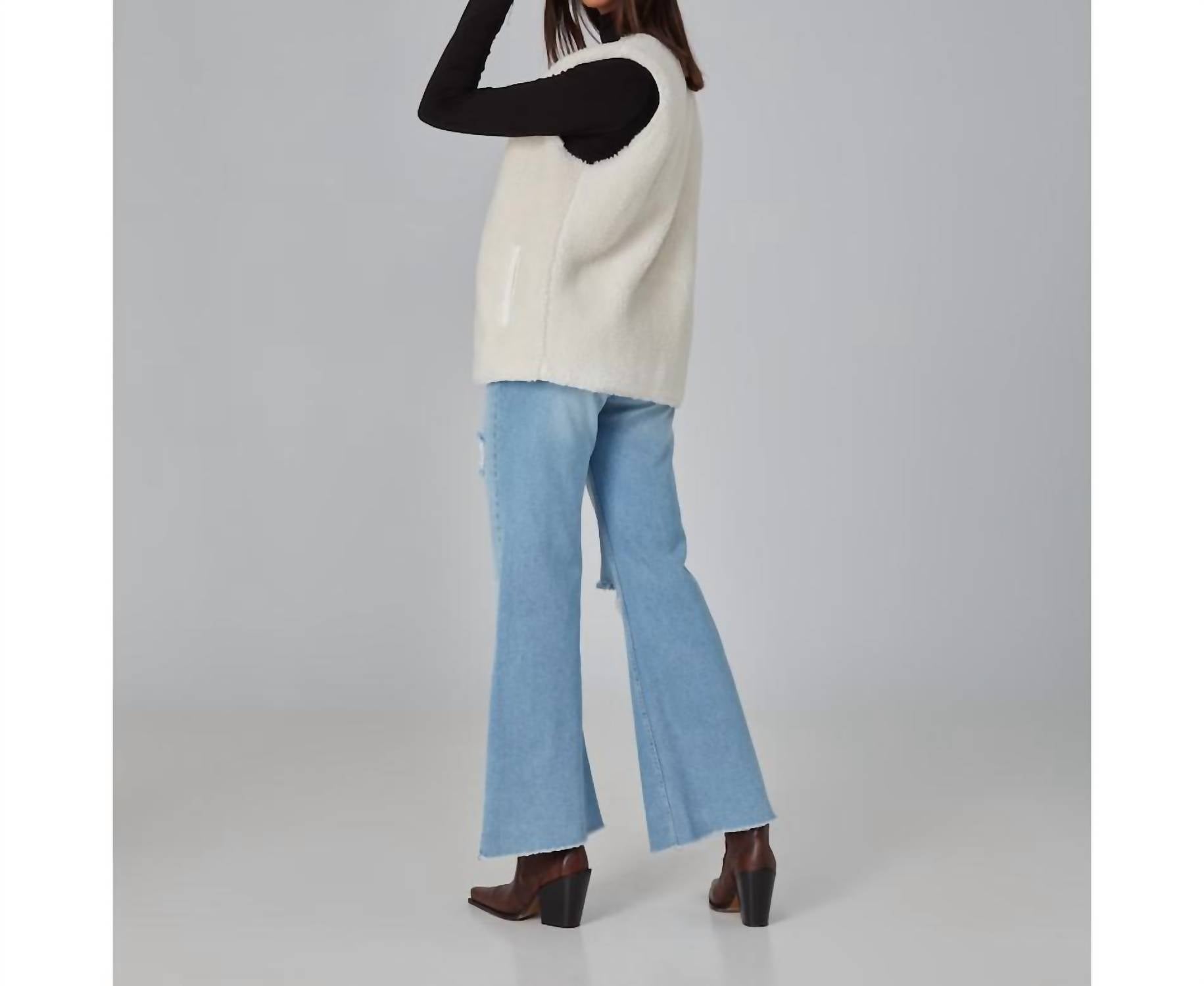 LOLA JEANS Women’s Ava Sherpa Reversible Vest in white - women's jacket - detail view