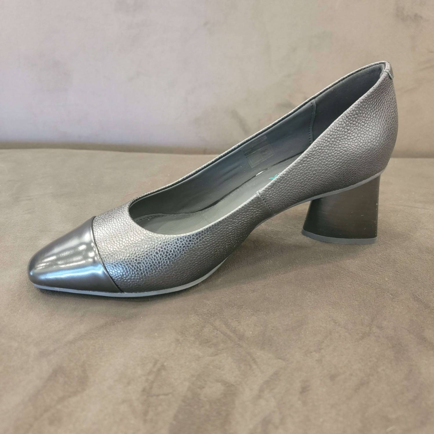 The FLEXX Women's Miley Pump Shoe in black - women's flats - detail view
